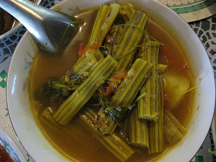 Dandalun chinyay, a sour soup with chopped drumsticks