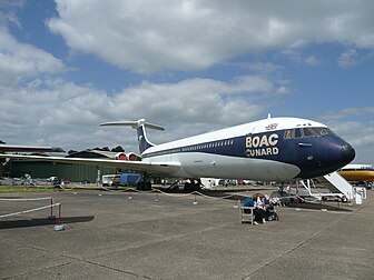 Vickers VC-10 immatriculé [G-ASGC] exposé au Imperial War Museum à Duxford, dans le Cambridgeshire. Le musée exposé également le Concorde de pré-série bitannique ([G-AXDN]), utilisé pour les essais entre 1971 et 1977. (définition réelle 2 048 × 1 536)