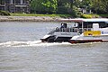 Nederlands: Waterbus VLIJ in de opvaart draait van de Nieuwe Maas de Noord in