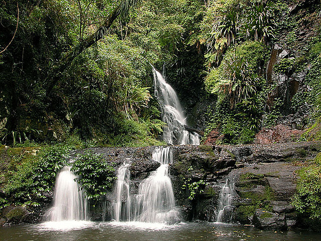 File:Mota Bandeira, waterfalls in Atsabe.jpg - Wikipedia