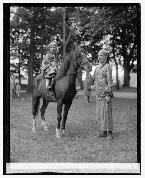 File:Elsie Tuckerman & Sylvia Szechenyi at Twin Oaks, 5-14-25 LCCN2016839892.tif