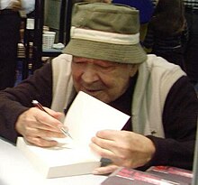 Erol Günaydın firmando su biografía (2007)