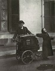 Eugène Atget, Street Musicians, 1898–99.jpg