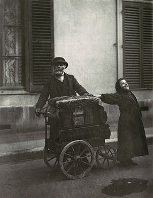 "נגן וזמרת רחוב", 1898-99, תצלום מאת אז'ן אטז'ה.