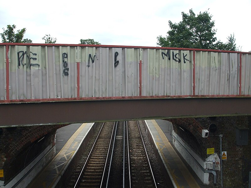 File:Ewell West stn high southbound 2012.JPG