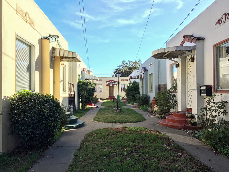 File:Example of a bungalow court in Alameda, CA.jpg