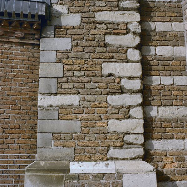 File:Exterieur OOSTGEVEL, STEUNBEER, DETAIL (ZANDSTEEN) - Haarlem - 20287029 - RCE.jpg