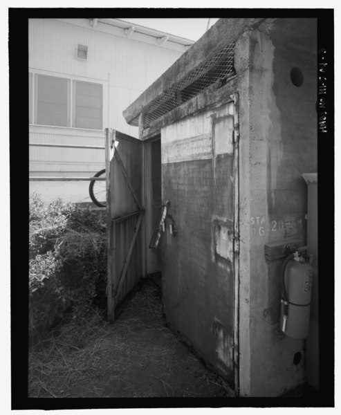 File:Exterior detail of the north end double doors - U.S. Naval Base, Pearl Harbor, Paint and Oil Storage, Near intersection of Avenue E and Seventh Street, adjacent to Facility Nos. 3A and HABS HI-504-3.tif