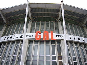Fachada principal del Stadium Gal.JPG