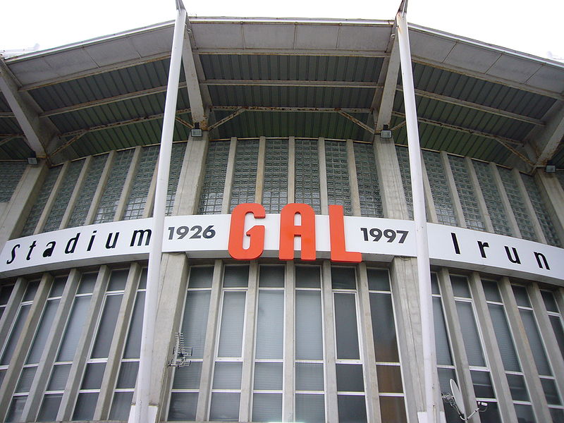 File:Fachada principal del Stadium Gal.JPG