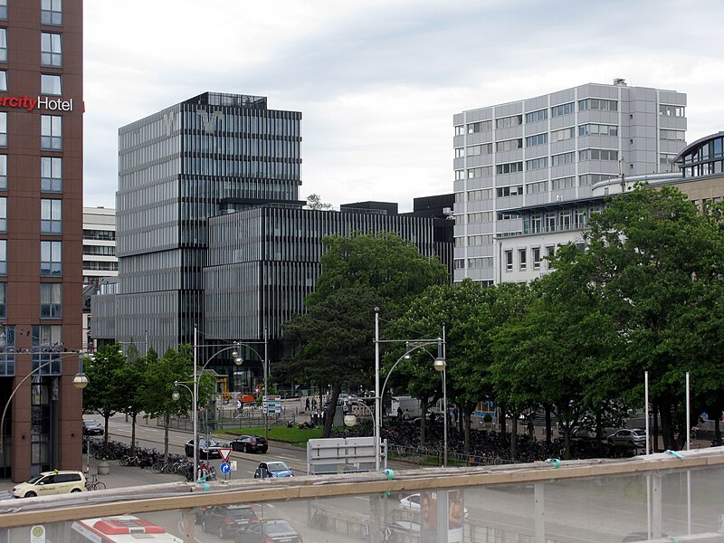 File:Fertiger Neubau der Freiburger Volksbank an der Bismarckallee.jpg