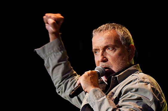 Bernard Lavilliers en concert à Crozon lors du festival du Bout du Monde dans le Finistère, France, le 6 août 2011.