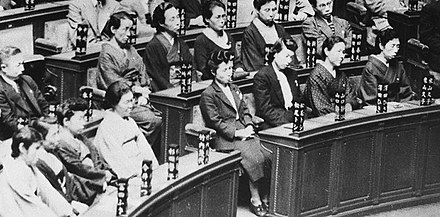 Les premières femmes sont élues au parlement lors des élections législatives japonaises de 1946.