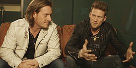 Tyler Hubbard (izquierda) y Brian Kelley durante una entrevista con Walmart