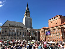 Flohmarkt auf dem Rathausplatz, links Rathaus, rechts Opernhaus