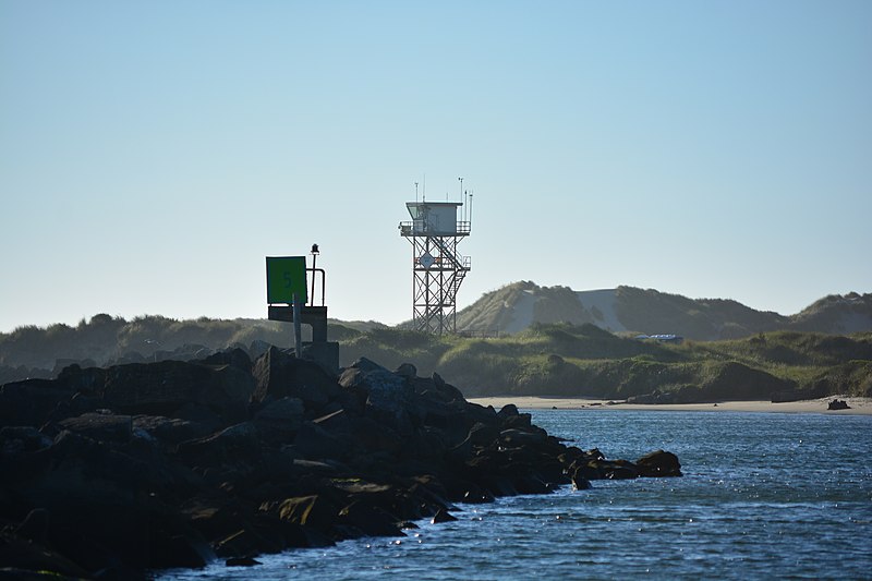 File:Florence, OR - North Jetty and watchtower 01.jpg