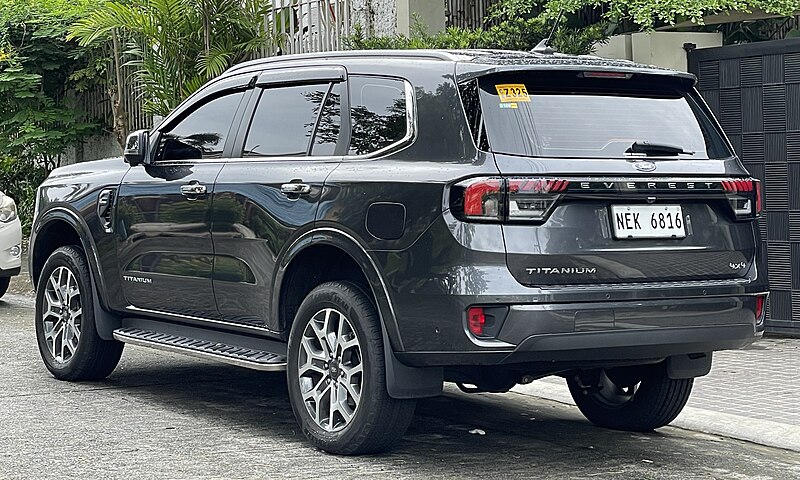 File:Ford Everest parked rear side (cropped).jpg