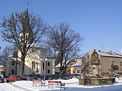 Frýdlantské náměstí: vlevo kostel sv. Bartoloměje, vpravo socha Panny Marie Karmelské
