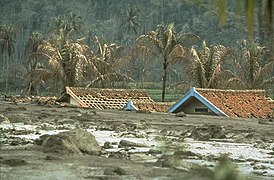 Bubong na lamang ng bahay ang nakikita rito sa larawan matapos itong malubog sa lampas-taong lahar mula sa Bulkang Galunggung sa Indonesia