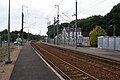 La gare de Landivisiau, voies et quais en direction de Brest. A droite en arrière plan, l'ancien hôtel de la gare