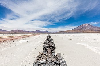 Vista de um gasoduto que se perde no infinito junto à rodovia B-145, província de El Loa, norte do Chile. (definição 8 688 × 5 747)