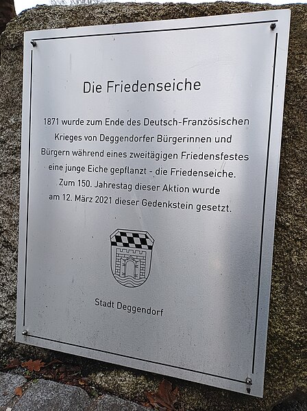 File:Gedenkstein Friedenseiche (Deggendorf).jpg