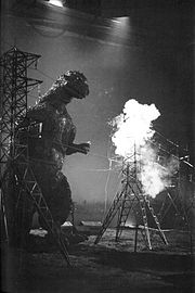 Bak-kulissane-foto frå Godzilla (1954).