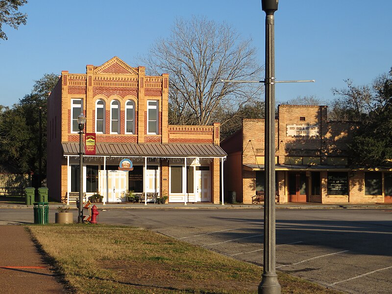 File:Goliad Town Square, Goliad, Texas (16074957588).jpg