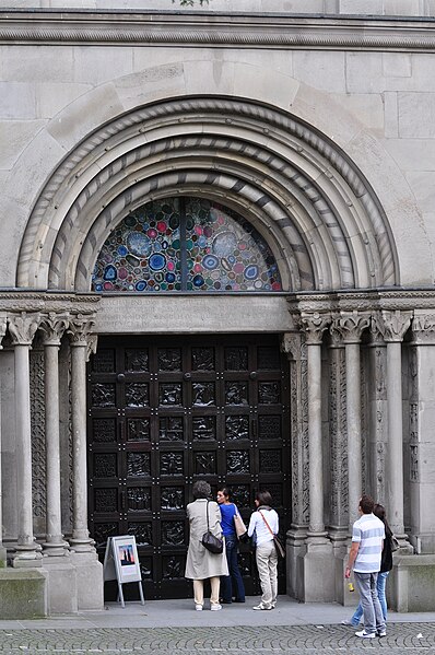 File:Grossmünster - Portal 2010-08-27 18-05-08.JPG