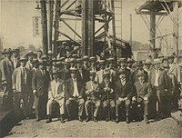 1925年9月27日の東京地下鉄道上野浅草間の起工式記念写真。座っている前列の右から、ルドルフ・ブリスケ、早川徳次、古市公威、野村龍太郎。