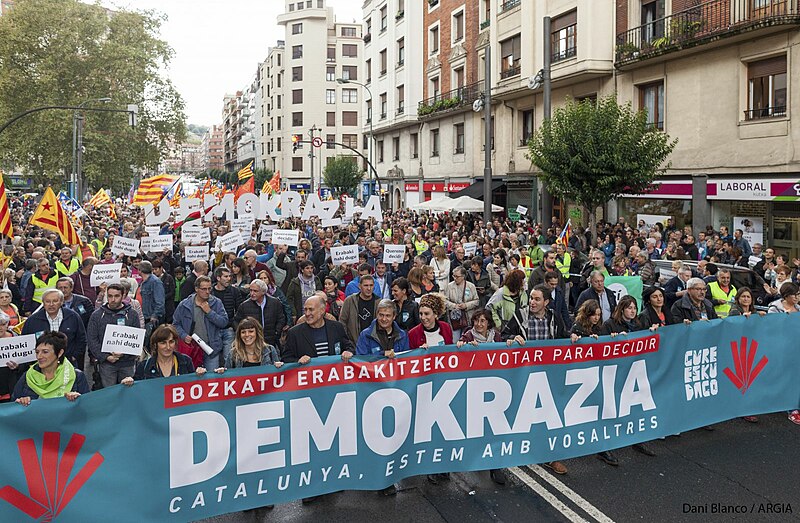 File:Gure Esku Dago manifestazioa "Demokrazia" - Bilbo 2017-09-16 - 11.jpg