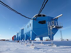 Halley VI Антарктикалық зерттеу станциясы - Science modules.jpg