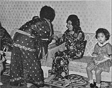 Königin Saleha und Rashidah im Istana Darul Hana, Schwarz-wWeiß-Fotografie, 1972.