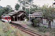 東下津井駅に停車中の赤いクレパス号（1990年）