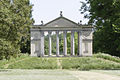 Un tempio neoclassico nei giardini