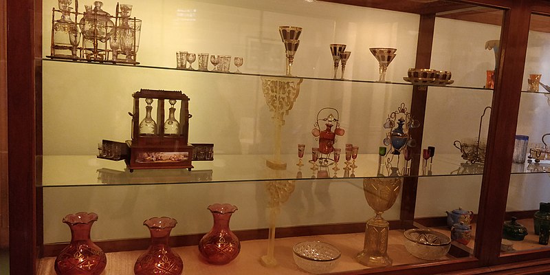 File:Historical objects,Inside museum of Umaid Bhawan Palace.jpg