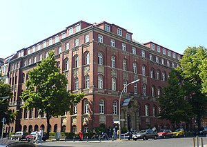جامعة برلين الحرة: شعار الجامعة, مكانة الجامعة, مدرسة طب شاريتيه