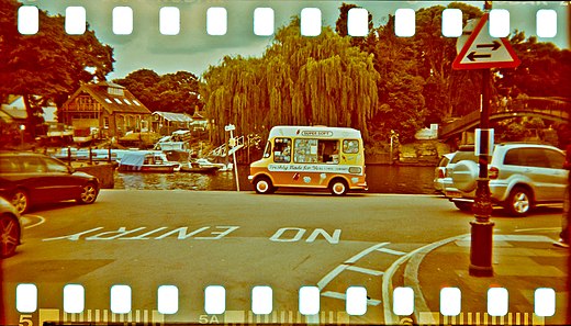 Ice Cream DreamsStandaardfilm (Kodak Color Plus 35mm) ontwikkeld in E-6 vloeistof.(Camera: Holga)