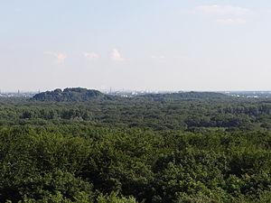 The Kapuzinerberg (right) with the neighboring Inrather Berg (left) (view from the observation tower on the Hülser Berg)