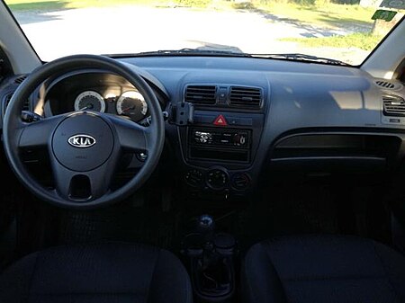 Interior of Kia Picanto 1.0 Cool 2011.jpg