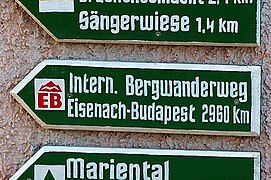 Ausgangspunkt des Wanderweges auf der Wartburg (mit falscher Kilometerangabe wegen vertauschter Ziffern)
