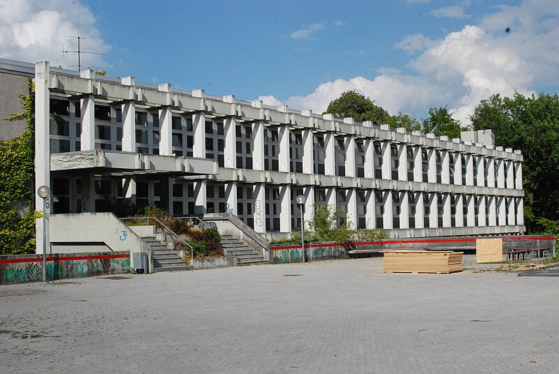 File:Ismaning Hauptschule Fassade.JPG