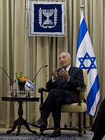 נשיא מדינת ישראל התשיעי שמעון פרס עם נס הנשיא ב-2013.