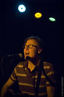 Jacob Golden se apresentando no The Cellars, Portsmouth, Inglaterra.