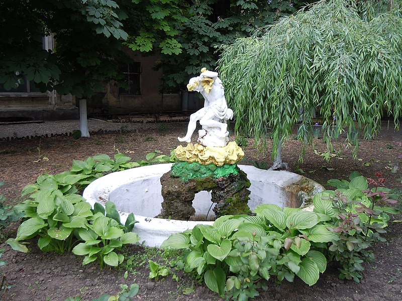 File:Jewish Hospital in Odessa-Fountain.jpg