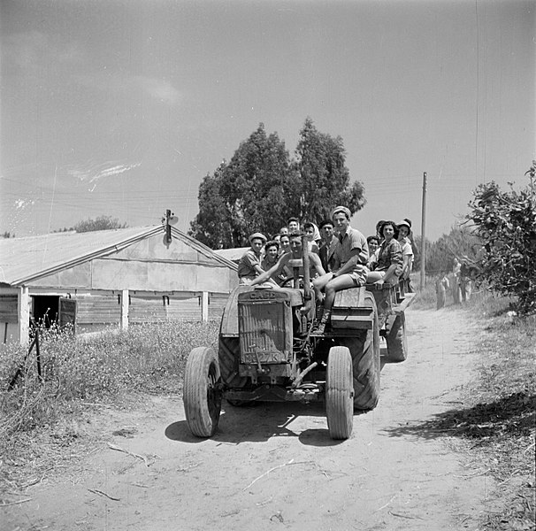 File:Jonge landarbeiders van kibboets Kiwath Brenner trekken 's ochtends vroeg naar d, Bestanddeelnr 255-0599.jpg