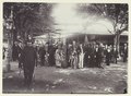 Sultan Hamengkoe Buwono VII loopt arm in arm met de Nederlandse resident van Jogjakarta, C. M. Ketting Olivier. Garebeg, verjaardag van de profeet Mohammed, rond 1894