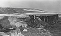 Bi nerabe inuit Victoria uharteko hegoaldean jolasean, 1915.