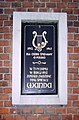 Polski: Tablica pamiątkowa na budynku dawnej siedziby Towarzystwa Śpiewu "Wanda"