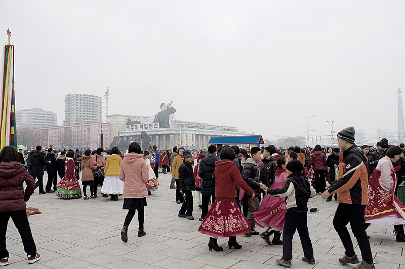 File:Kim Il Sung Square New Year's Day (32294172184).jpg